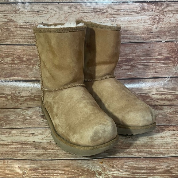 UGG Girls Classic Short II Pull On Winter Boots, Size 5 M Big Kid - Picture 2 of 11